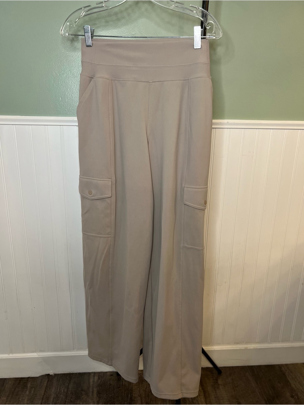 EUC- Athleta Wide-Leg Venice Cargo Pants in Willow/ Taupe. Size XS